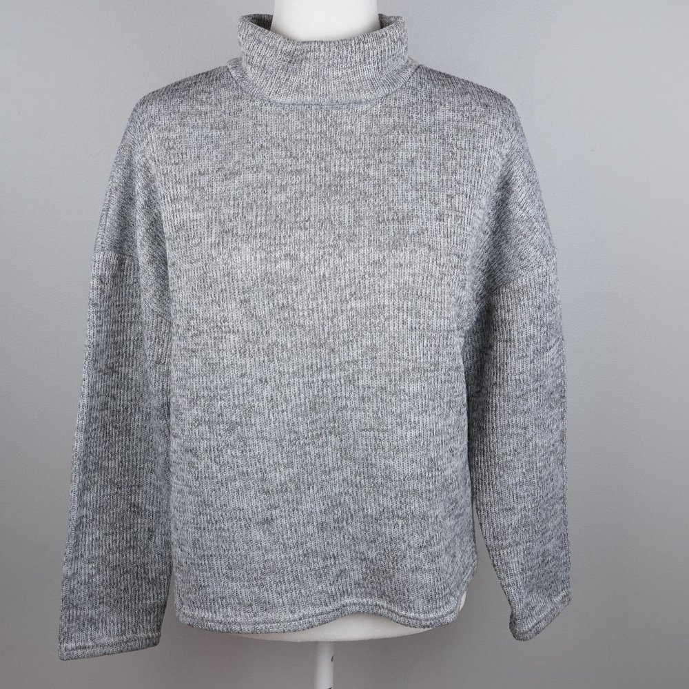 Zara Trafaluc Gray and White High Mock Neck Pullover Sweater Size Small‎